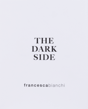 Jasnoszara okładka ekstraktu perfum Francesca Bianchi The Dark Side z czarnym tekstem, widok frontalny.