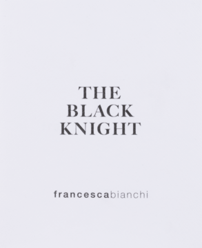 Minimalistyczna grafika z czarnym napisem THE BLACK KNIGHT i francescabianchi na jasnym tle, prezentująca perfumy.