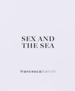 Perfumy Francesca Bianchi Sex And The Sea, front butelki z tytułem na jasnym, jednolitym tle.