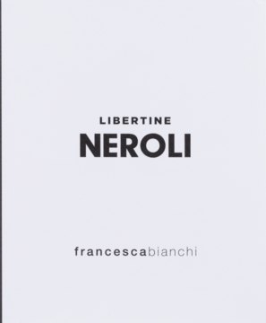 Frontowe opakowanie ekstraktu perfum Francesca Bianchi Libertine Neroli. Jasnoszare z czarnym, pogrubionym napisem.