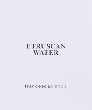Biała etykieta perfum Francesca Bianchi Etruscan Water z minimalistycznym, czarnym napisem. Widok z przodu.