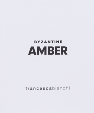 Minimalistyczna etykieta perfum Francesca Bianchi Byzantine Amber, szary napis na jasnym tle, widok z przodu.