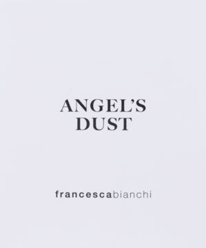 Perfume Angel's Dust Francesca Bianchi: minimalistyczne opakowanie z czarnym tekstem na białym tle, widok z przodu.