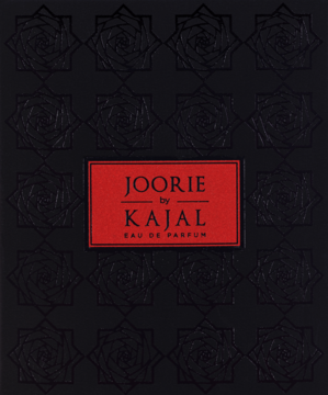 Kwadratowe, czarne pudełko Kajal Joorie Eau de Parfum, czerwona etykieta z napisem, wytłaczane wzory.