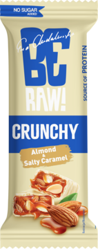 Baton Be Raw! Crunchy Almond & Salty Caramel. Białe opakowanie, widoczne wnętrze z migdałami i karmelem. Bez cukru, źródło białka.