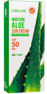 Białe pudełko LEBELAGE MOISTURE ALOE SUN CREAM SPF50+ PA+++, z zielonym liściem aloesu, widok z przodu.