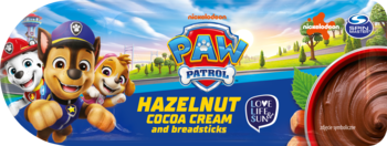 Paw Patrol Hazelnut Cocoa Cream z paluszkami w czerwonym kubku, z postaciami z bajki na opakowaniu.