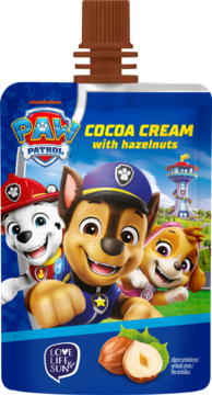 Niebieska saszetka kremu czekoladowego Paw Patrol z orzechami laskowymi (5%), widok z przodu, z postaciami i nakrętką.
