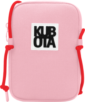 Różowa saszetka na ramię Kubota z czarnym logo na białej naszywce, z czerwonymi sznurkami po bokach, widok z przodu.