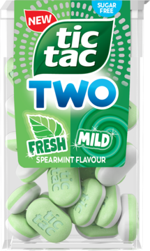 Tic Tac Two Fresh Mild Spearmint Flavour, zielone i białe pastylki w pionowym, przezroczystym opakowaniu.