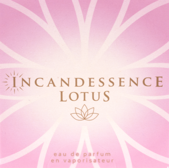 Różowe pudełko Incandessence Lotus eau de parfum ze złotym napisem i wzorem białych płatków, widok z przodu.