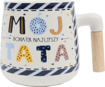 Biały ceramiczny kubek z drewnianym uchwytem, widok z przodu. Napis "MÓJ BOHATER NAJLEPSZY TATA" i kolorowe wzory.