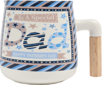 Biały kubek ceramiczny z napisem "To A Special Dad", w paski i gwiazdki, uchwyt z drewnianą podstawą, widok z przodu.