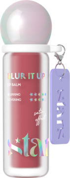 Różowy balsam do ust Blur It Up o satynowym efekcie w przezroczystej butelce z kulistą nakrętką i fioletowym breloczkiem.