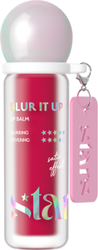 Czerwony balsam do ust Blur It Up w przezroczystej butelce, holograficzne napisy, kulista nakrętka i różowy brelok.