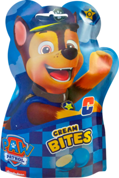 Front niebieskiej paczki draży mlecznych Paw Patrol Cream Bites z uśmiechniętym Chasem w mundurze.