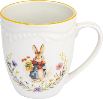 Biały kubek ceramiczny z żółtym rantem, uchem i ozdobnym wzorem, z rysunkiem królika Piotrusia wśród wiosennych kwiatów.