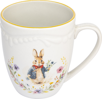 Biały ceramiczny kubek z uchwytem i złotym rantem, z przodu ilustracja zajączka w niebieskiej marynarce i kwiatami.