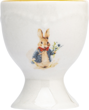 Biały ceramiczny kieliszek na jajko z ilustracją Piotrusia Królika w niebieskiej marynarce z kwiatami, widok z przodu.