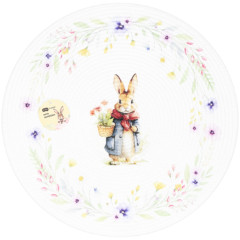 Widok z góry: okrągły biały talerz z rysunkiem królika w niebieskim płaszczu i koszykiem kwiatów, otoczony wieńcem.