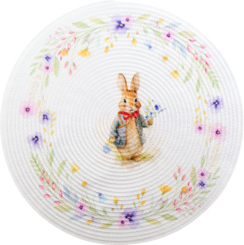 Biała, okrągła serwetka stołowa z Królikiem Piotrusiem w niebieskiej marynarce i pastelowym wiankiem kwiatów. Widok z góry.