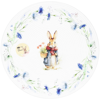 Biały, okrągły talerz z ilustracją Petera Królika w niebieskim płaszczu i czerwonym szaliku, otoczony kwiatowym wieńcem.