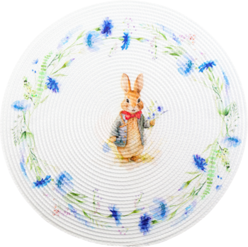 Biała, okrągła podkładka z Peterem Rabitem, otoczona wieńcem z niebieskich kwiatów, teksturowana.