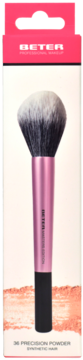 Pędzel BETER 36 Precision Powder w opakowaniu. Różowa rączka, syntetyczne włosie. Widok z przodu na pudrowym tle.