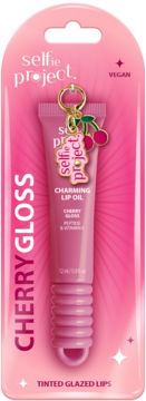 Selfie Project Cherry Gloss Charming Lip Oil, vegan, z brelokiem, dla lśniących, zabarwionych ust, w różowym blistrze.