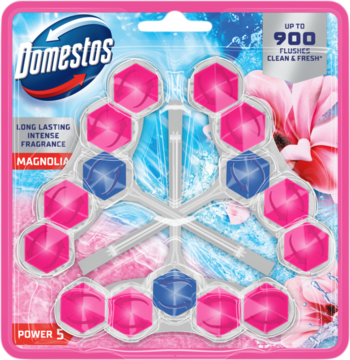 Domestos Power 5 Magnolia: różowe i niebieskie sześciokątne kostki toaletowe w blistrze, widok z przodu.