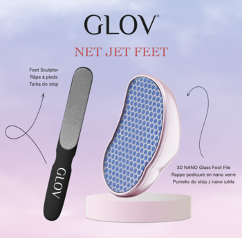 Zestaw GLOV Net Jet Feet: różowy pilnik szklany 3D i czarna metalowa tarka do stóp na pastelowym tle.