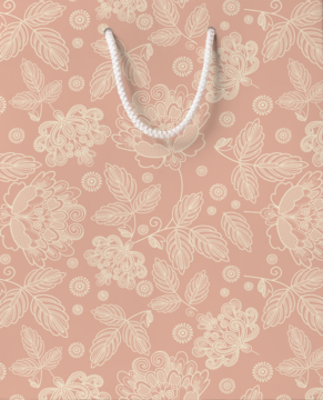 Duża luksusowa torebka prezentowa, brzoskwiniowa z beżowym, misternym kwiatowym wzorem i białymi sznurkami, widok z przodu.