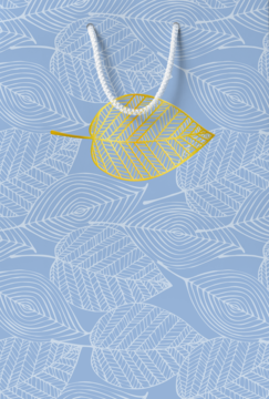 Jasnoniebieska luksusowa torebka prezentowa z białym wzorem liści i złotym ażurowym liściem, widok z przodu.