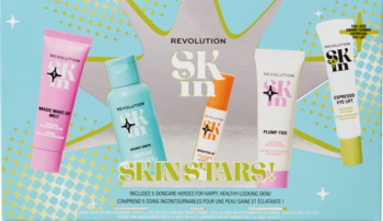 Zestaw Revolution Skin Stars Kit: 5 mini produktów Revolution Skin na tle z błękitnymi gwiazdkami i napisem.