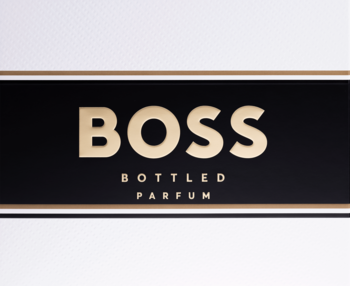 Zbliżenie na etykietę BOSS Bottled Parfum: czarna z dużym złotym napisem BOSS oraz BOTTLED PARFUM.