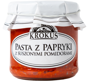Słoik KROKUS Pasta z Papryki z Suszonymi Pomidorami, czerwony mus, biała etykieta, widok z przodu.