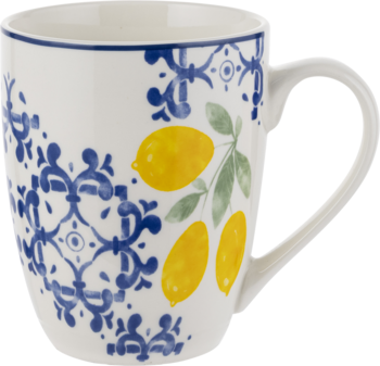 Biały ceramiczny kubek z uchwytem, ozdobiony niebieskim wzorem i trzema żółtymi cytrynami, widok z boku.