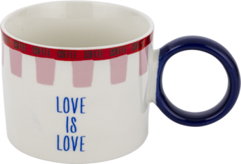Biały kubek LOVE IS LOVE z czerwonymi paskami i napisem COFFEE, granatowe ucho, widok z boku.
