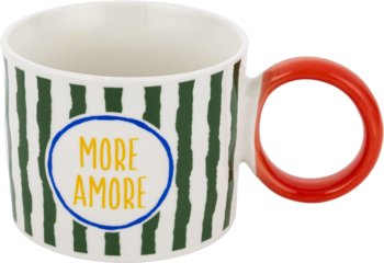 Biały kubek z zielonymi pionowymi paskami, napisem 'MORE AMORE' w niebieskim owalu i czerwonym uchem, widok z boku.