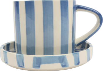 Kubek ceramiczny w niebieskie paski na dopasowanym spodku, widok z boku. Ręcznie malowany wzór na kremowym tle.