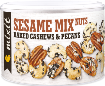 Mixit Sesame Mix Nuts, pieczone nerkowce i pekan z sezamem, w białej puszce na białym tle, widok frontalny.