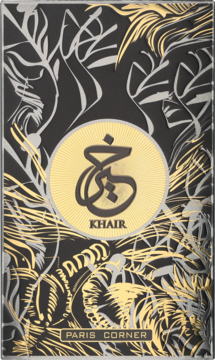 Pionowe, czarno-złote opakowanie perfum Khair Paris Corner z tłoczonymi orientalnymi liśćmi i okrągłym logo Khair.