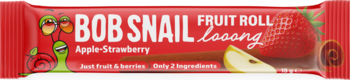 Czerwony baton Bob Snail Apple-Strawberry Fruit Roll, z grafiką ślimaka, truskawki i kawałka jabłka, widok z przodu.
