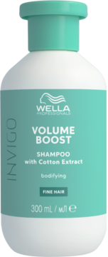 Biała butelka szamponu Wella Invigo Volume Boost, zielona etykieta z bawełną, 300 ml, na cienkie włosy, z przodu.