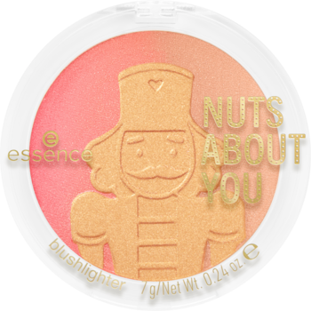 Okrągły rozświetlający róż essence NUTS ABOUT YOU w różowo-złotym odcieniu, z wytłoczonym dziadkiem do orzechów. Widok z góry.