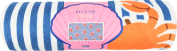 Eloy ręcznik plażowy w kraby, zrolowany, z niebieskimi pasami, różową muszlą i pomarańczowym krabem.