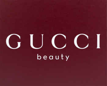 Frontalne logo Gucci Beauty na bordowym tle, z białymi napisami 'GUCCI' i 'beauty', do zestawu Flora Gorgeous Gardenia.