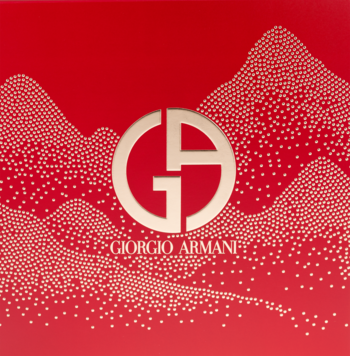 Czerwone pudełko prezentowe Giorgio Armani Si Passione ze złotym logo, wzorem gór z kropek, widok z przodu.
