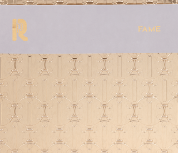 Eleganckie opakowanie zestawu zapachowego Fame (mango, jaśmin, kadzidło): złoty napis, logo R, złoty fakturowany wzór.