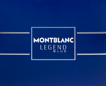 Front granatowego pudełka Montblanc Legend Blue z srebrnym logo i nazwą zapachu w jasnej ramce.
